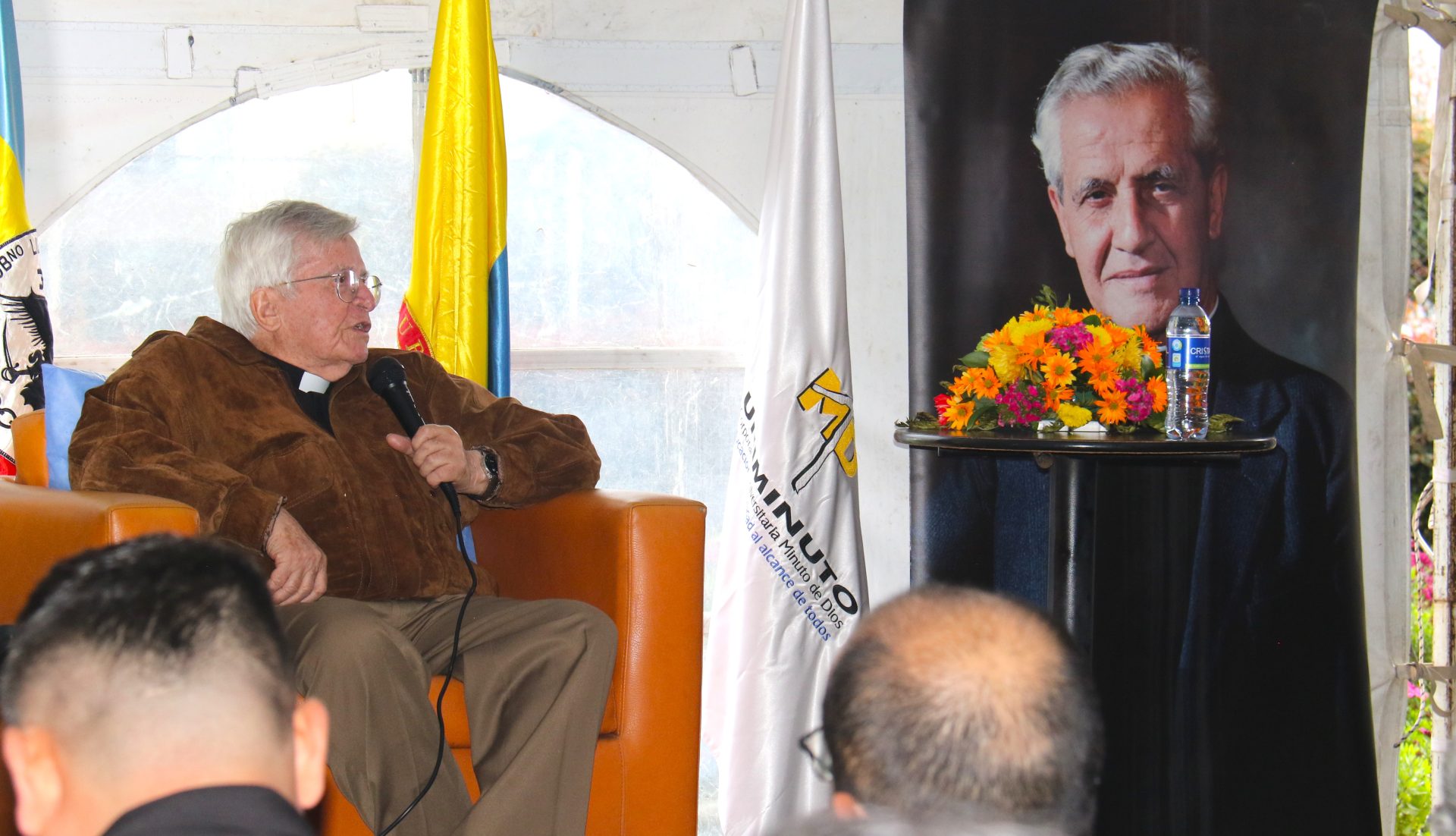 70 anos caminando juntos el padre Diego Jaramillo dialogo con jovenes Uniminuto Zipaquira1