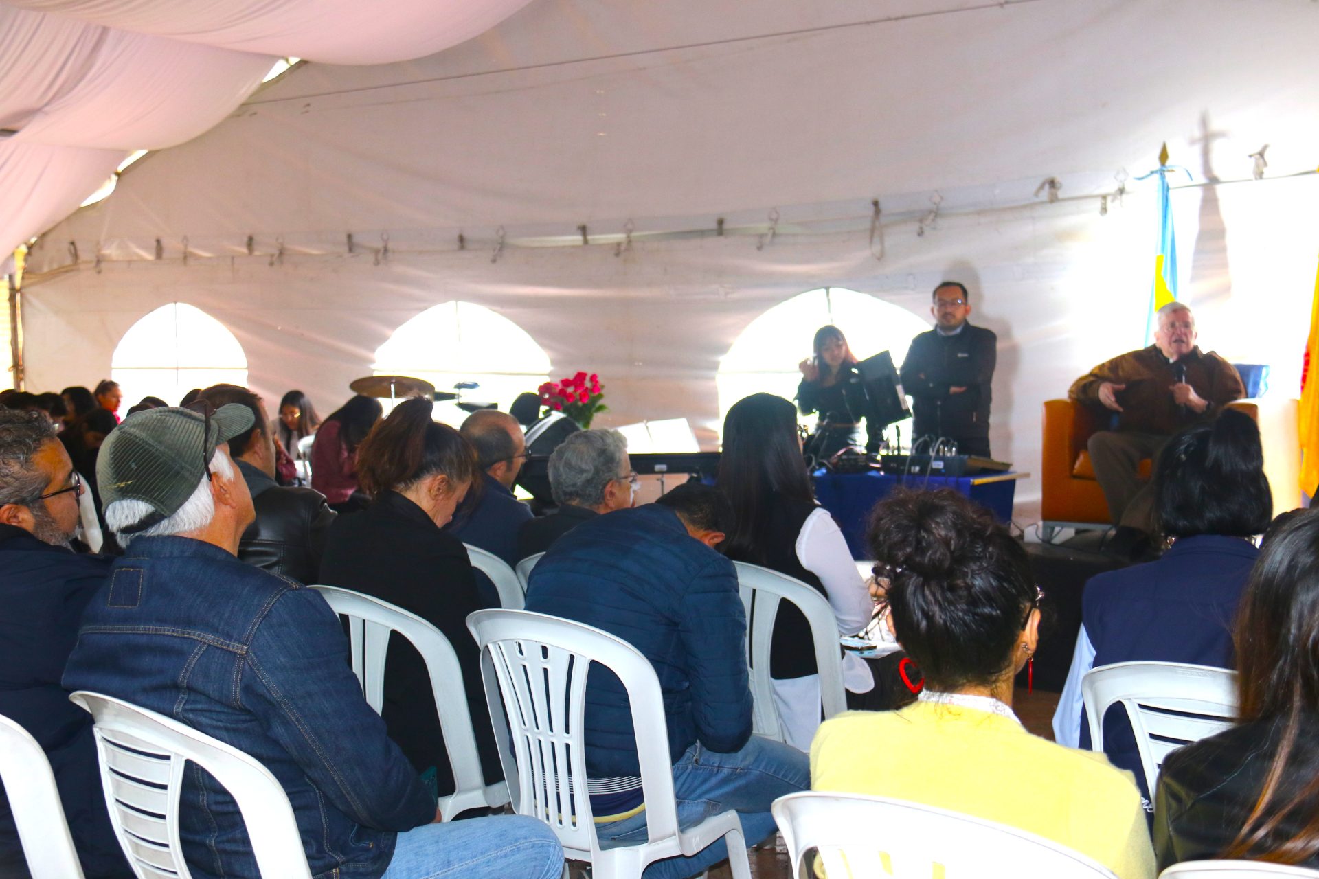 70 anos caminando juntos el padre Diego Jaramillo dialogo con jovenes Uniminuto Zipaquira2