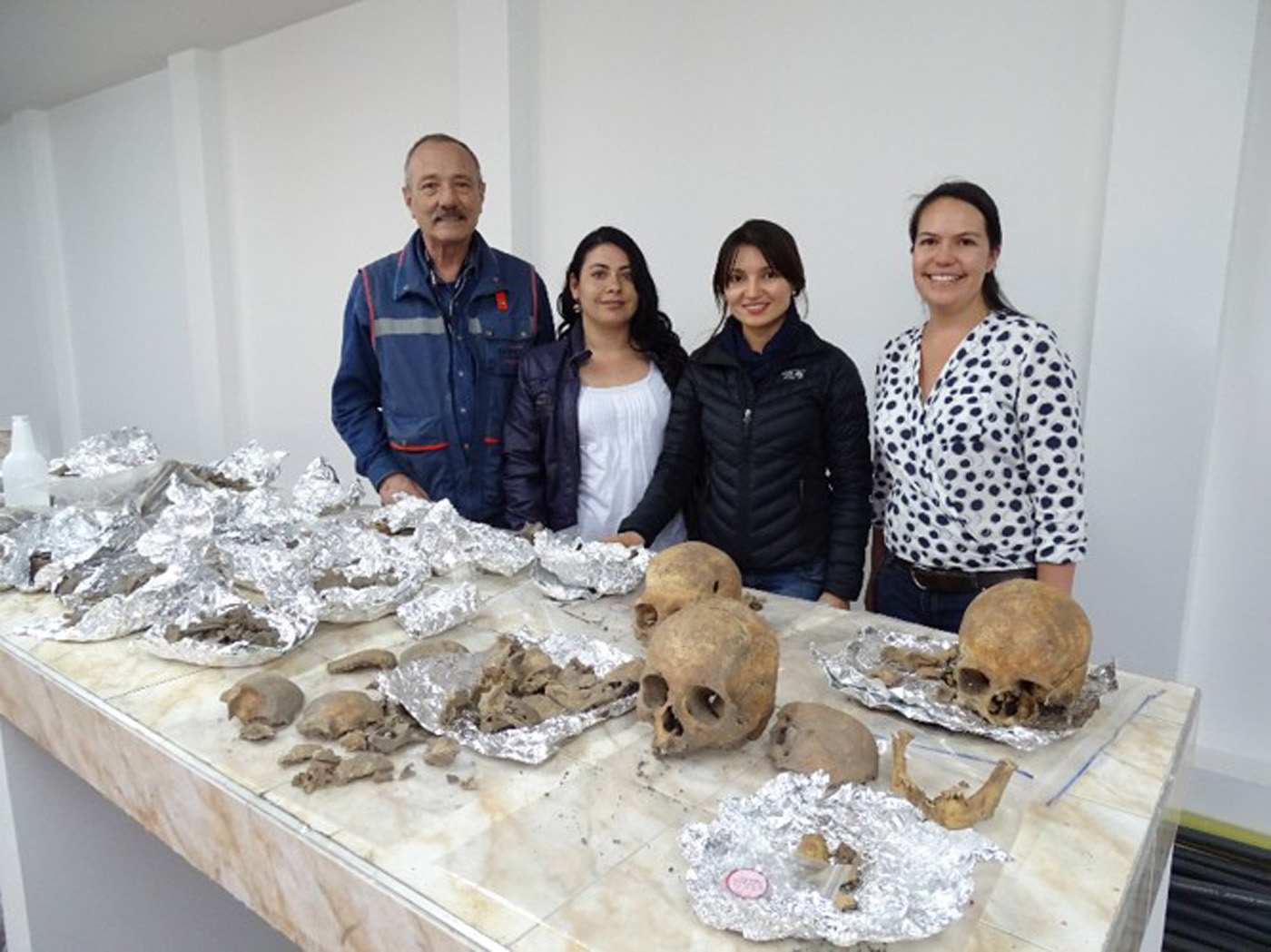El profesor José Vicente Rodríguez Cuenca (izq.), del Laboratorio de Antropología Física, acompañó la documentación arqueológica de los restos analizados junto al equipo investigador. Foto: Andrea Casas Vargas, investigadora IGUN.