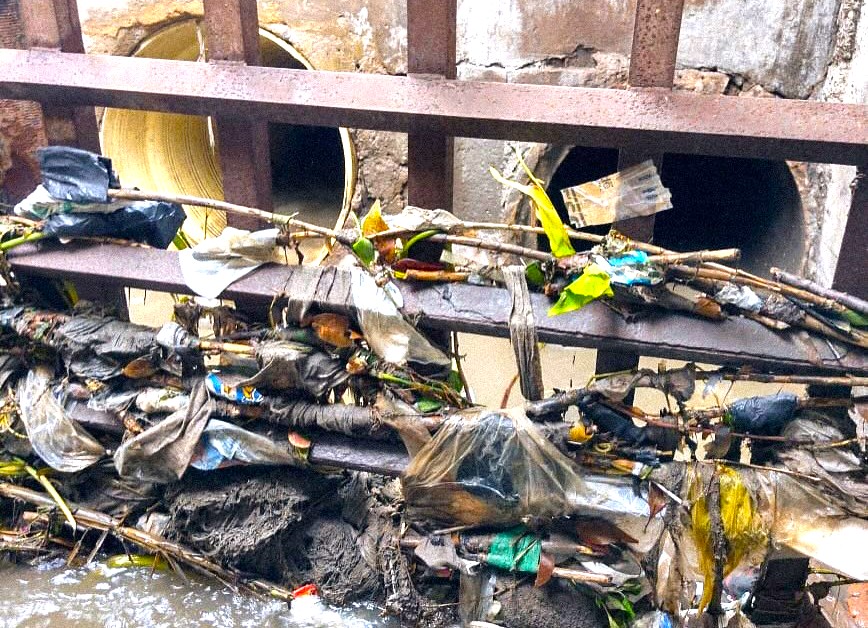 Colchones llantas y hasta muebles en las quebradas han encontrado los operarios de EPZ1
