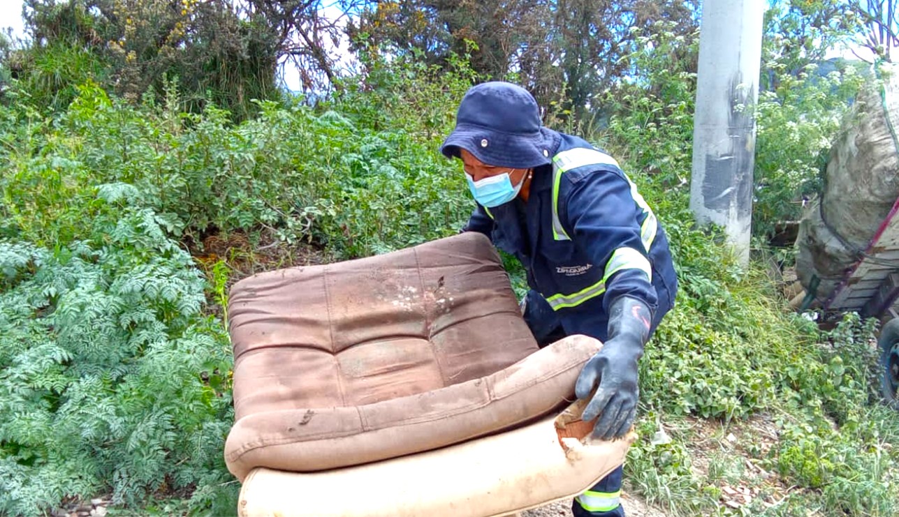 Colchones llantas y hasta muebles en las quebradas han encontrado los operarios de EPZ2