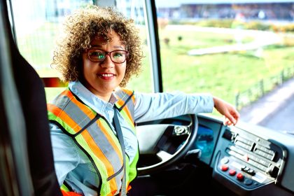 Con mujeres al volante Chia enciende los motores del transporte publico