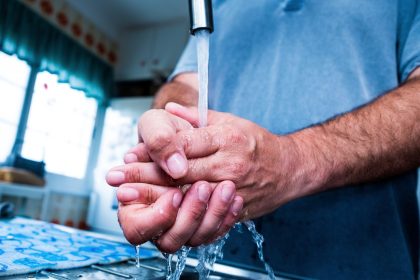 Corte Constitucional ordena garantizar agua potable a adulto mayor de 82 anos1