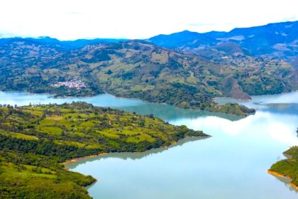Lluvias extremas obligan a abrir compuertas de El Guavio1