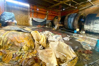 Suspenden curtiembre en Choconta por contaminar el rio Bogota con residuos toxicos1