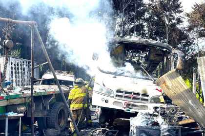 Bomberos controlan incendio en parqueadero del norte de Bogota y rescatan a un canino herido1