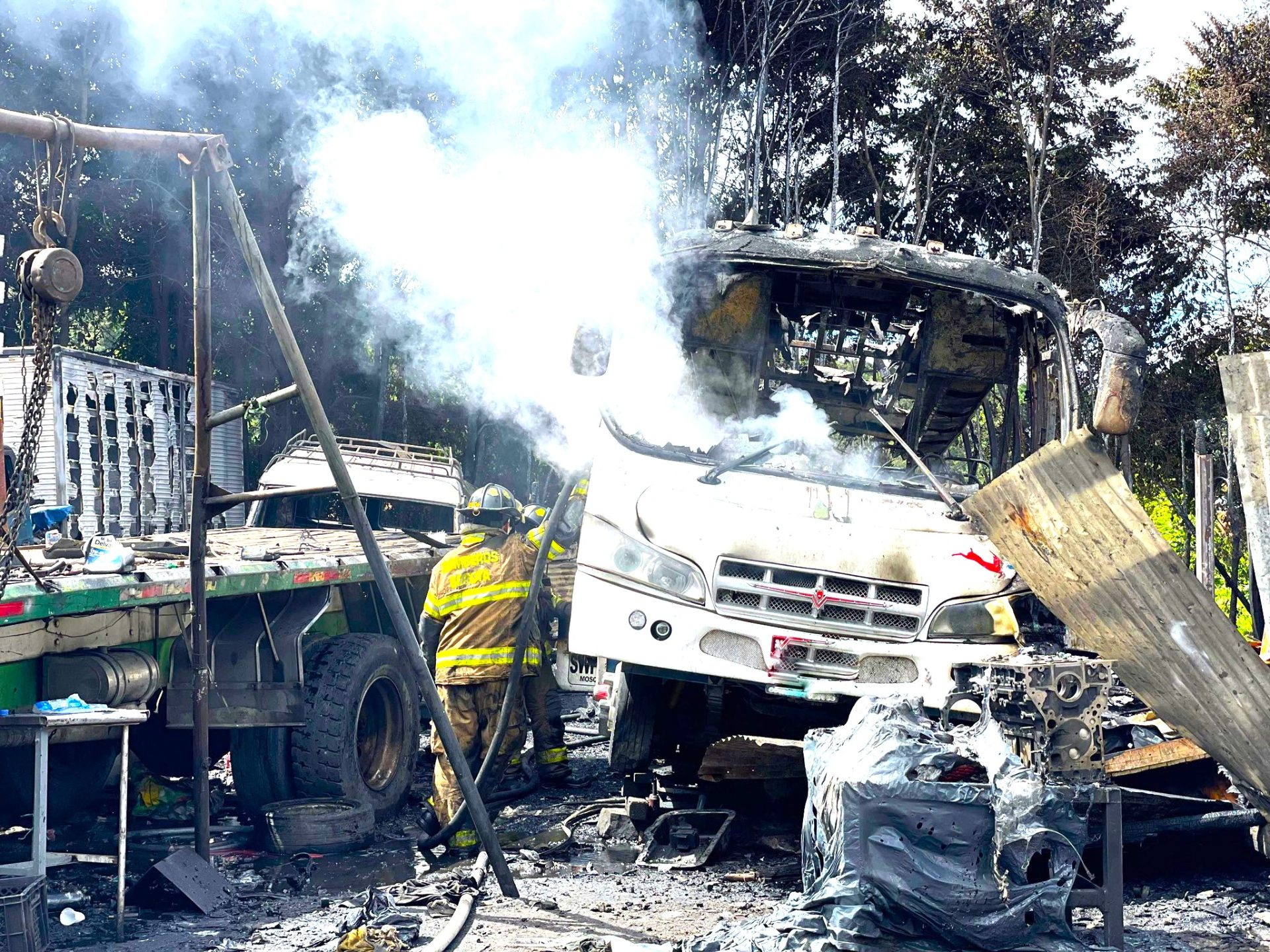 Bomberos controlan incendio en parqueadero del norte de Bogota y rescatan a un canino herido1