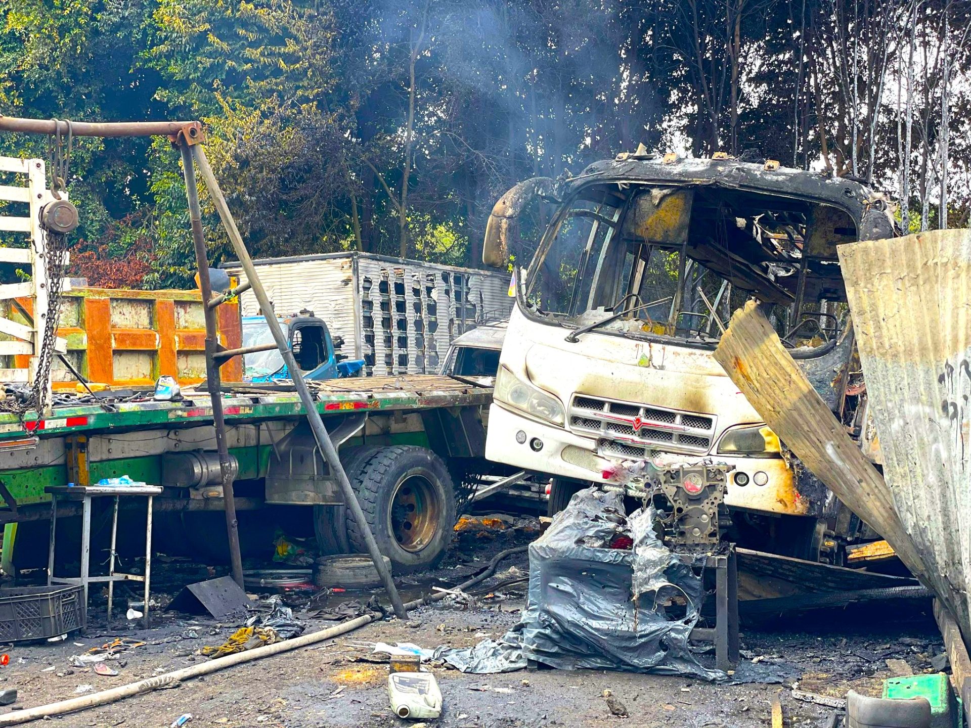 Bomberos controlan incendio en parqueadero del norte de Bogota y rescatan a un canino herido2