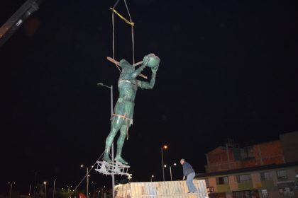 Momento en el que se está erigiendo la escultura