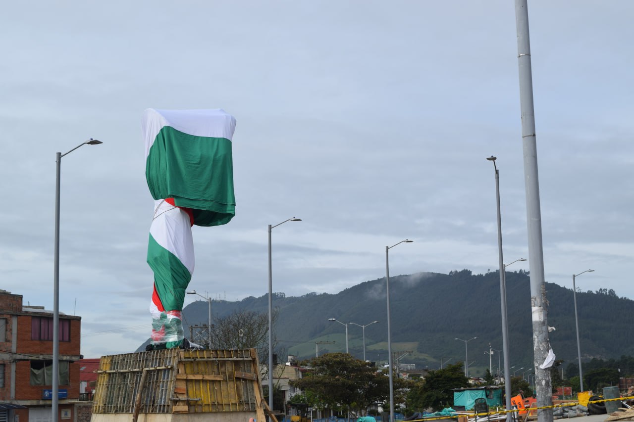 Escultura ya erigida y cubierto por una gran bandera de Zipaquirá, para ser develado el 18 de julio de 2018.