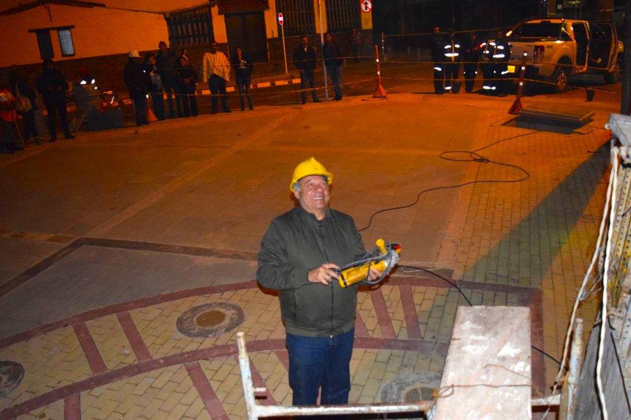 El maestro Antonio Frío (Q.E.P.D.) observando al Tisquesusa en el pedestal.