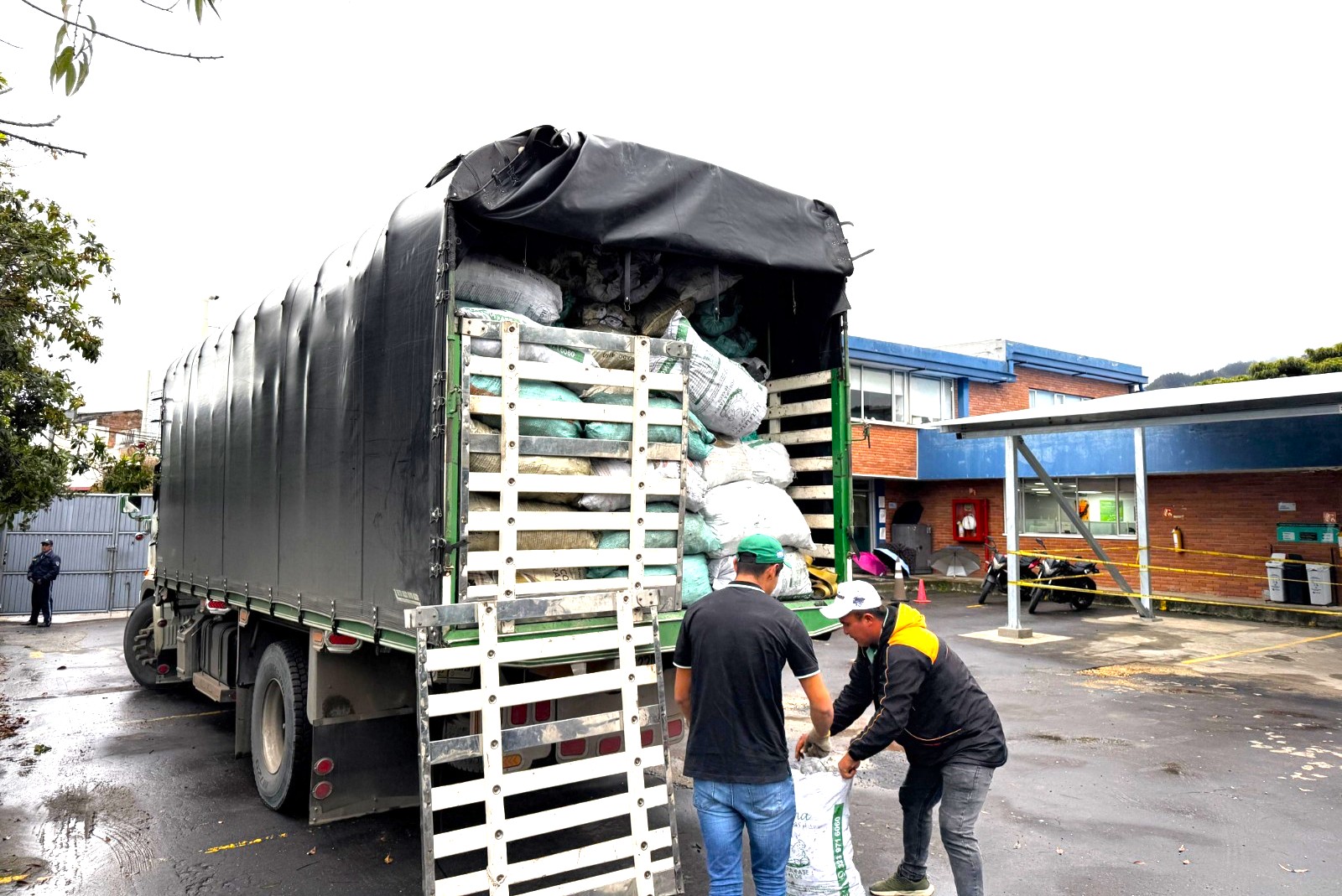 Golpe a la ilegalidad ambiental decomisan 69 bultos de carbon vegetal en operativo conjunto en Sopo1