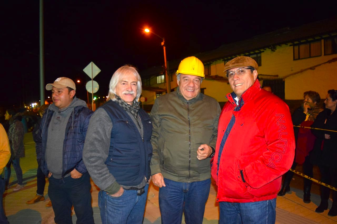 Los maestros Carlos Enrique Rodríguez Arango y Antonio Frío, junto a ellos el entonces gerente de Catedral de Sal, Raúl Galeano Martínez.