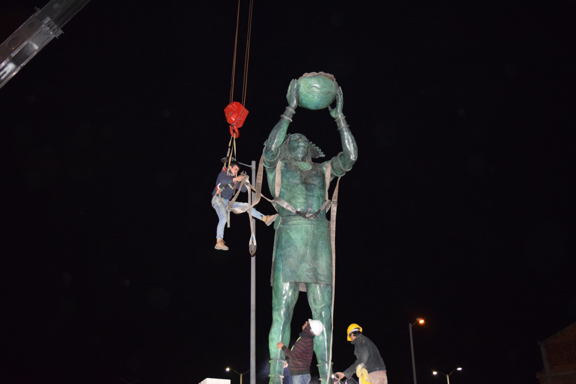 Momento en que estaban soltando los arneses que sujetaban al Tisquesusa mientras lo entronizaban.