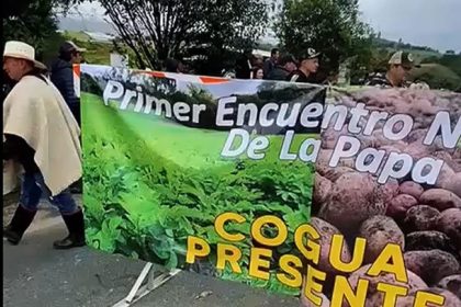 Por bajos precios de la papa campesinos bloquean via Bogota–Tunja en Villapinzon