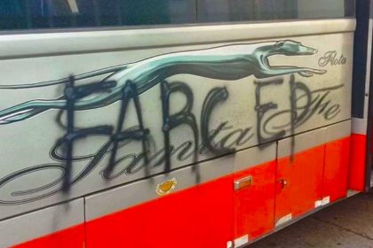 Supata Sujetos armados con insignias de las FARC interceptan buseta y dejan panfletos
