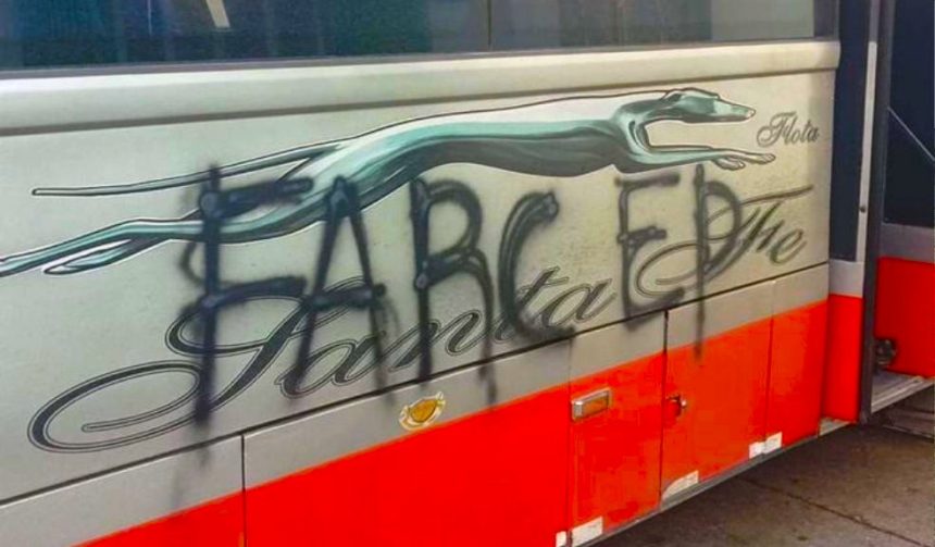 Supata Sujetos armados con insignias de las FARC interceptan buseta y dejan panfletos