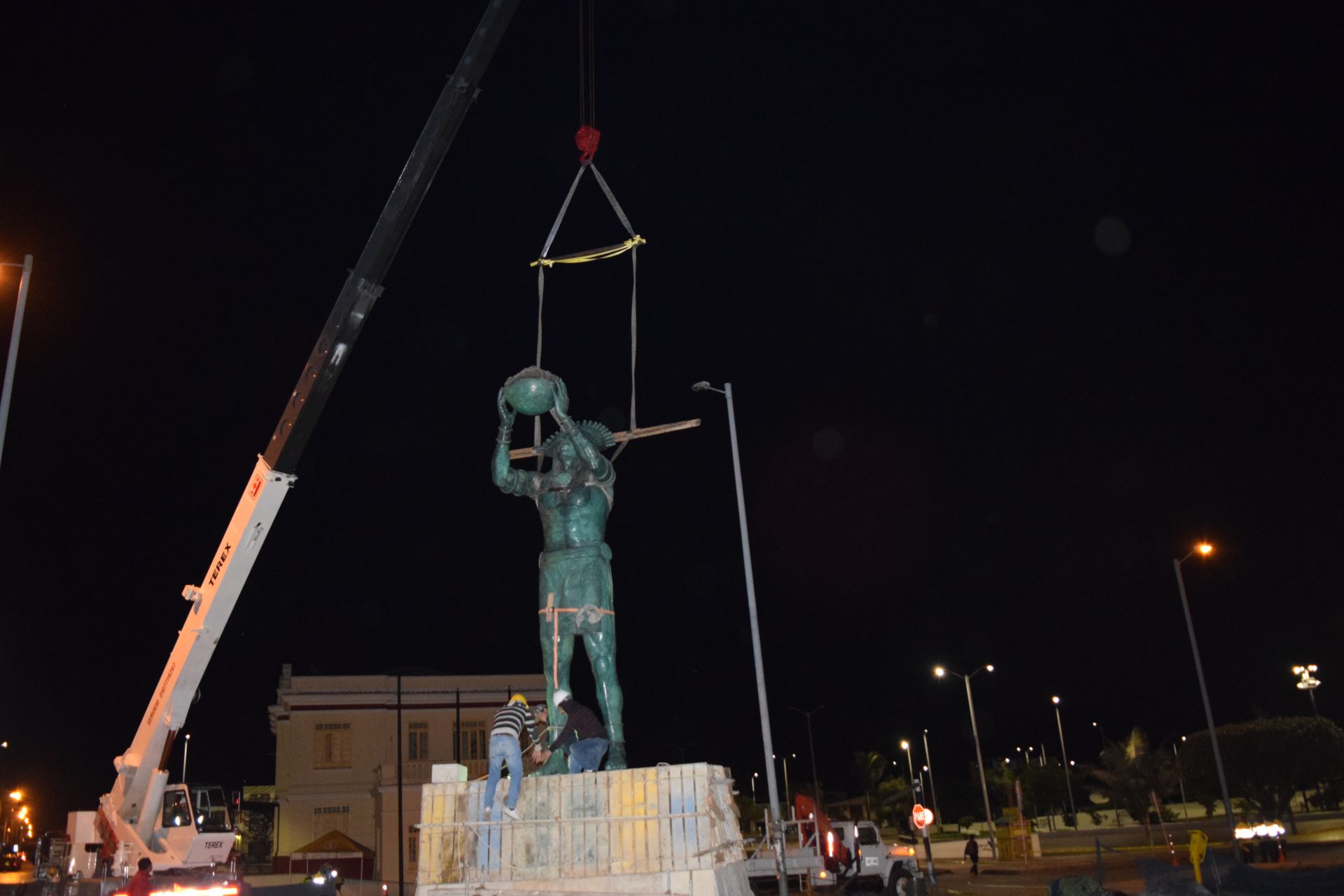 Tisquesusa siendo asegurada en el pedestal.