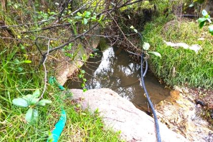 ¡Escandalo ambiental en Cogua Captan agua de un nacimiento sin permiso y dejan dano ecologico1