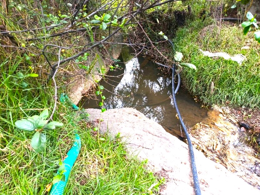 ¡Escandalo ambiental en Cogua Captan agua de un nacimiento sin permiso y dejan dano ecologico1