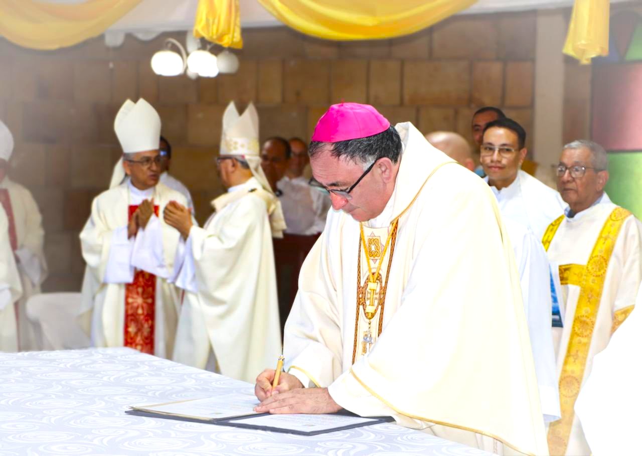 Monseñor, Jorge Enrique Malpica Bejarano, firmando el acta de su posesión como obispo de la Diócesis de Granada, Meta. Foto de la Alcaldía.