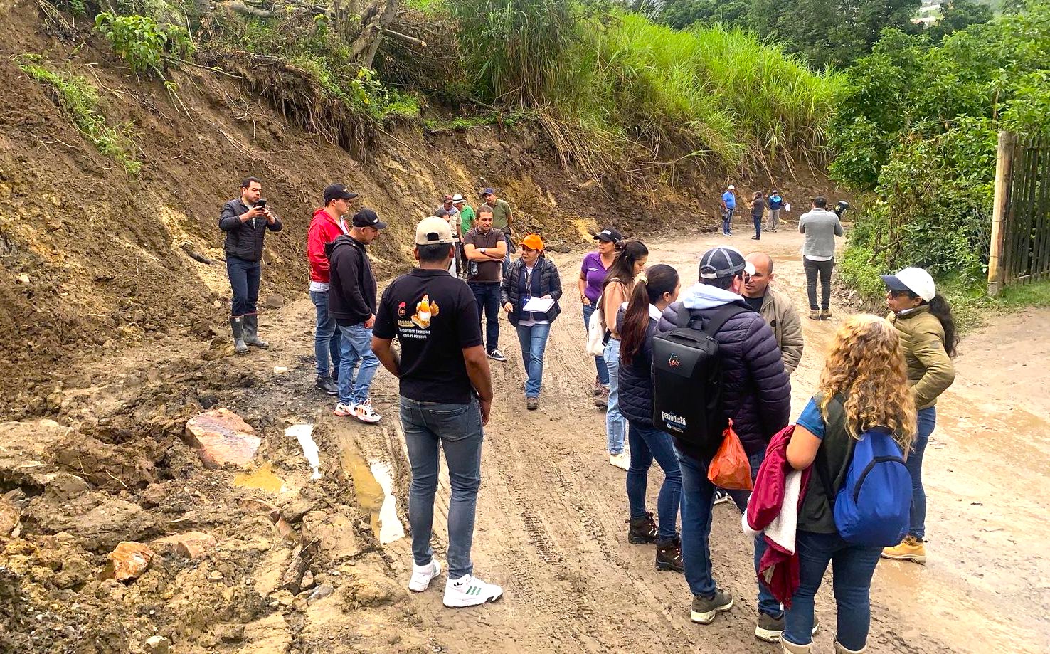 Inspeccionan 16 puntos criticos de la Perimetral de Oriente para intervencion urgente2