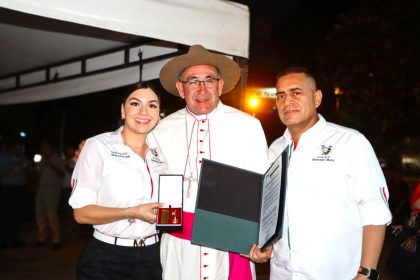 El alcalde Juan Carlos Mendoza Rendón y la gestora social Diana Paola Bejarano, le dan la bienvenida al nuevo obispo de la Diócesis de Granada Meta, Monseñor Jorge Enrique Malpica Bejarano. Foto de la Alcaldía de Granada, Meta.