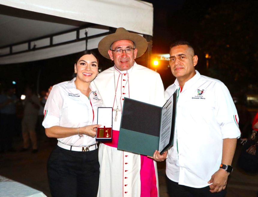 El alcalde Juan Carlos Mendoza Rendón y la gestora social Diana Paola Bejarano, le dan la bienvenida al nuevo obispo de la Diócesis de Granada Meta, Monseñor Jorge Enrique Malpica Bejarano. Foto de la Alcaldía de Granada, Meta.