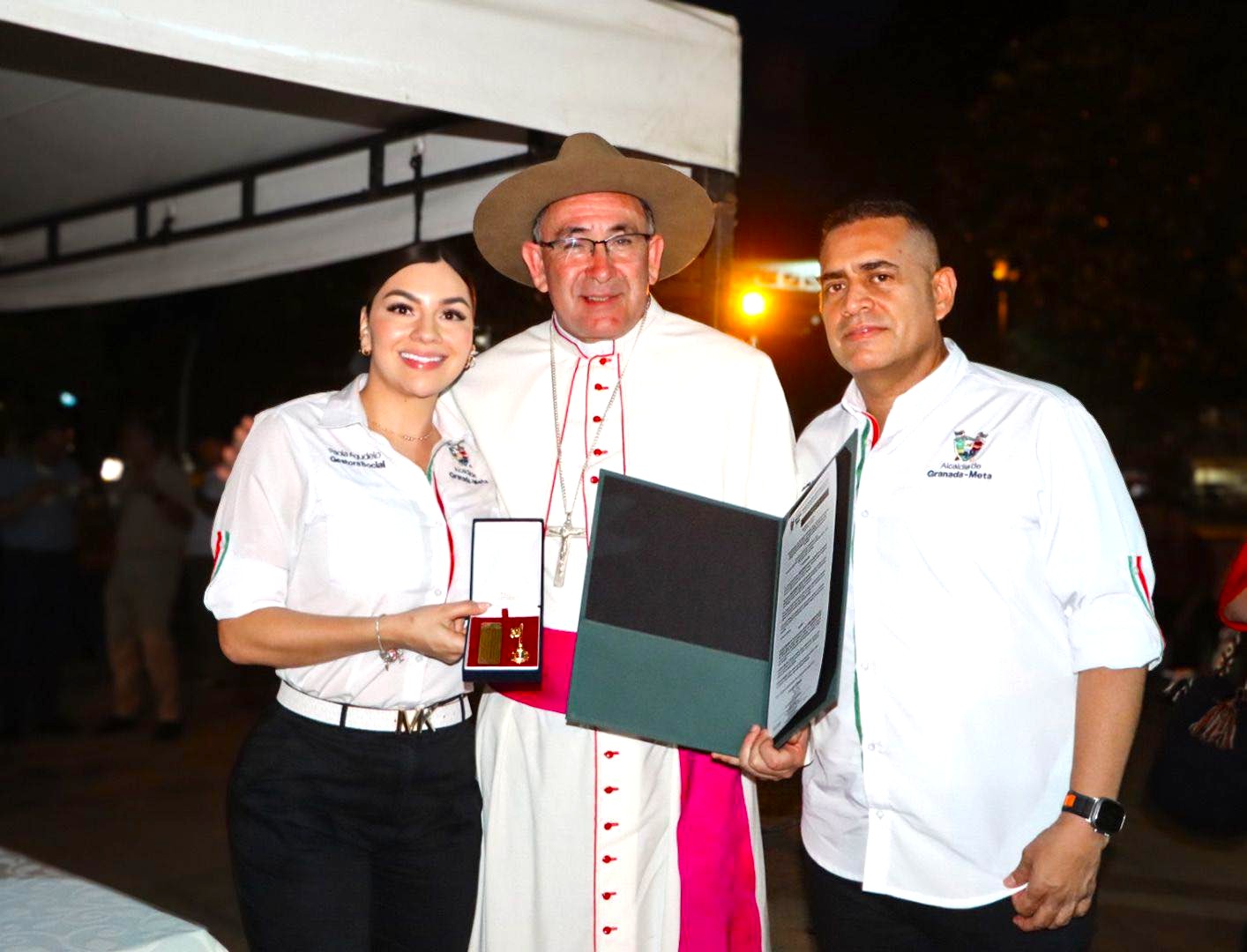El alcalde Juan Carlos Mendoza Rendón y la gestora social Diana Paola Bejarano, le dan la bienvenida al nuevo obispo de la Diócesis de Granada Meta, Monseñor Jorge Enrique Malpica Bejarano. Foto de la Alcaldía de Granada, Meta.