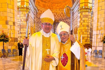 Monseñor Jorge Enrique Malpica Bejarano y el Cardenal Emérito, Jorge Enrique Jiménez Carvajal al finalizar la ceremonia religiosa.