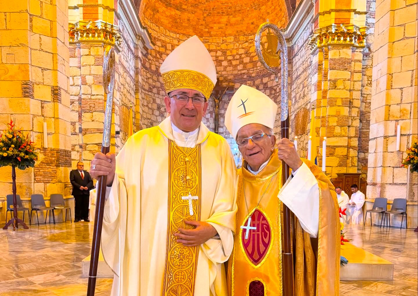 Monseñor Jorge Enrique Malpica Bejarano y el Cardenal Emérito, Jorge Enrique Jiménez Carvajal al finalizar la ceremonia religiosa.