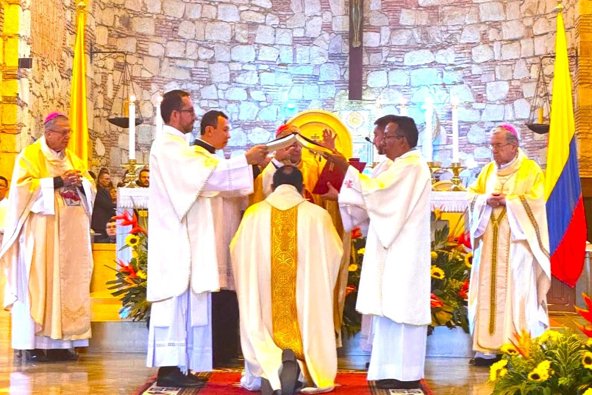 Momento de Consagración como obispo a Monseñor Jorge Enrique Malpica Bejarano. Foto de La Diócesis de Zipaquirá.