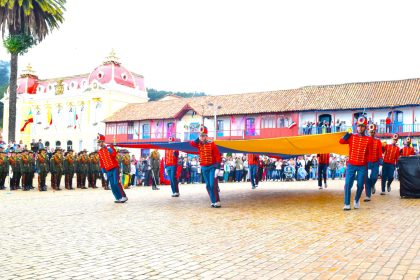 Zipaquira revive su espiritu libertario con desfile militar en homenaje a los martires de 18161