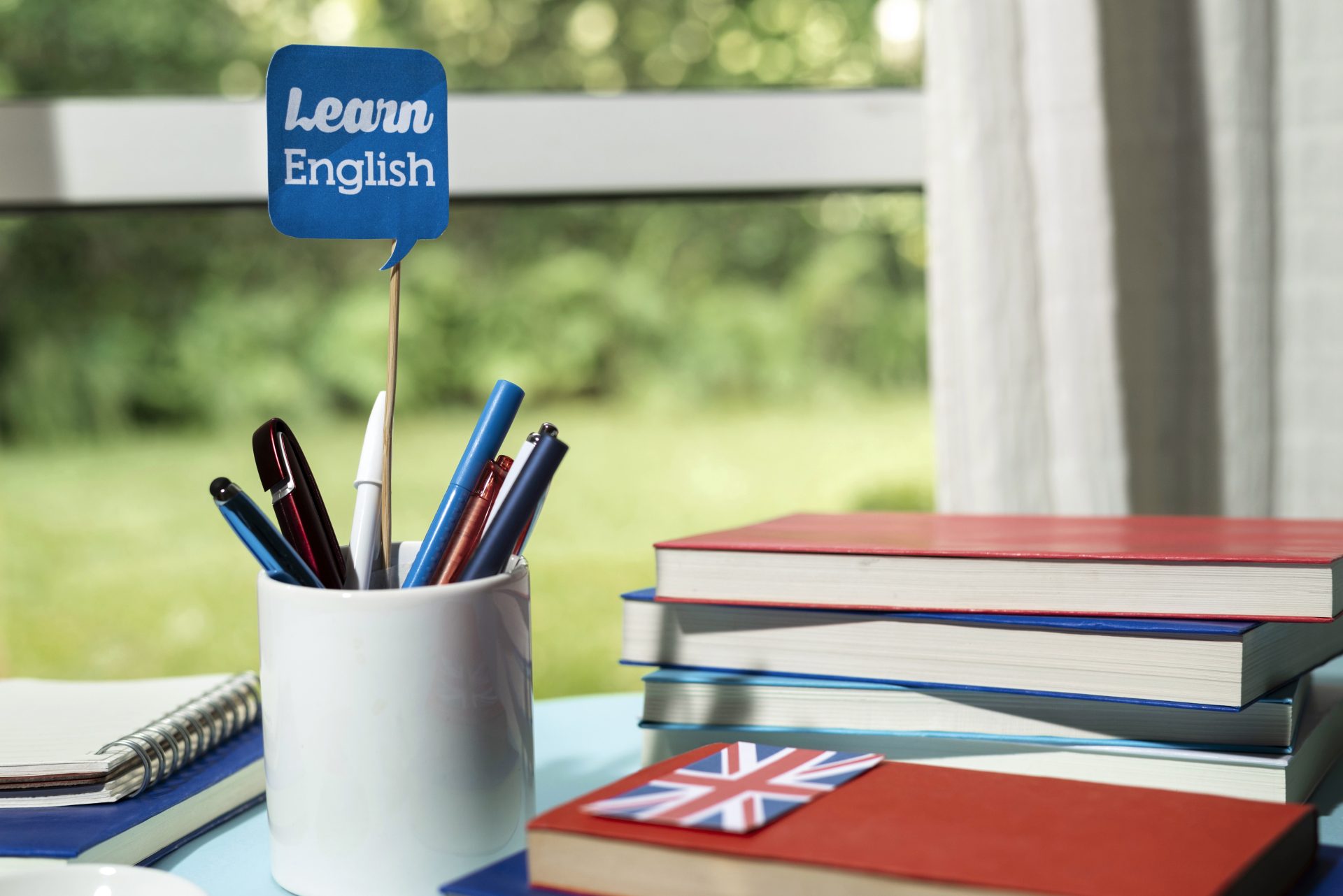 libros ingleses que descansan sobre la mesa del espacio de trabajo