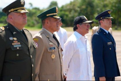 Petro denuncia ocupación peruana ilegal a islas del Amazonas y lanza advertencia