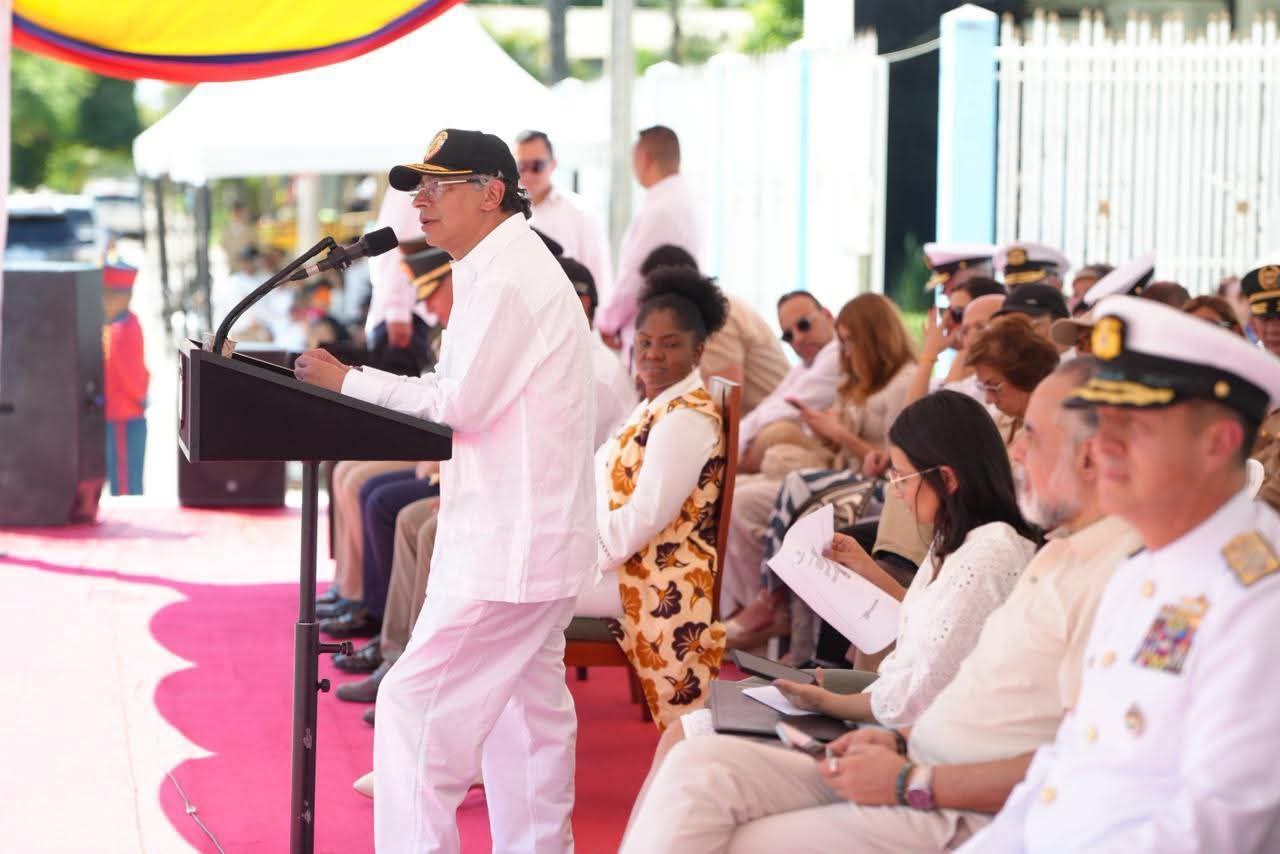Petro denuncia ocupación peruana ilegal a islas del Amazonas y lanza advertencia