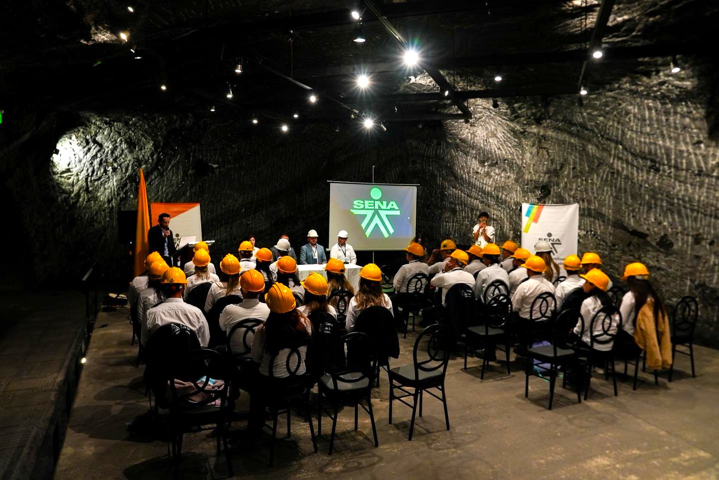 Catedral de Sal potencia su magia con 30 guias graduados en tecnicas narrativas2