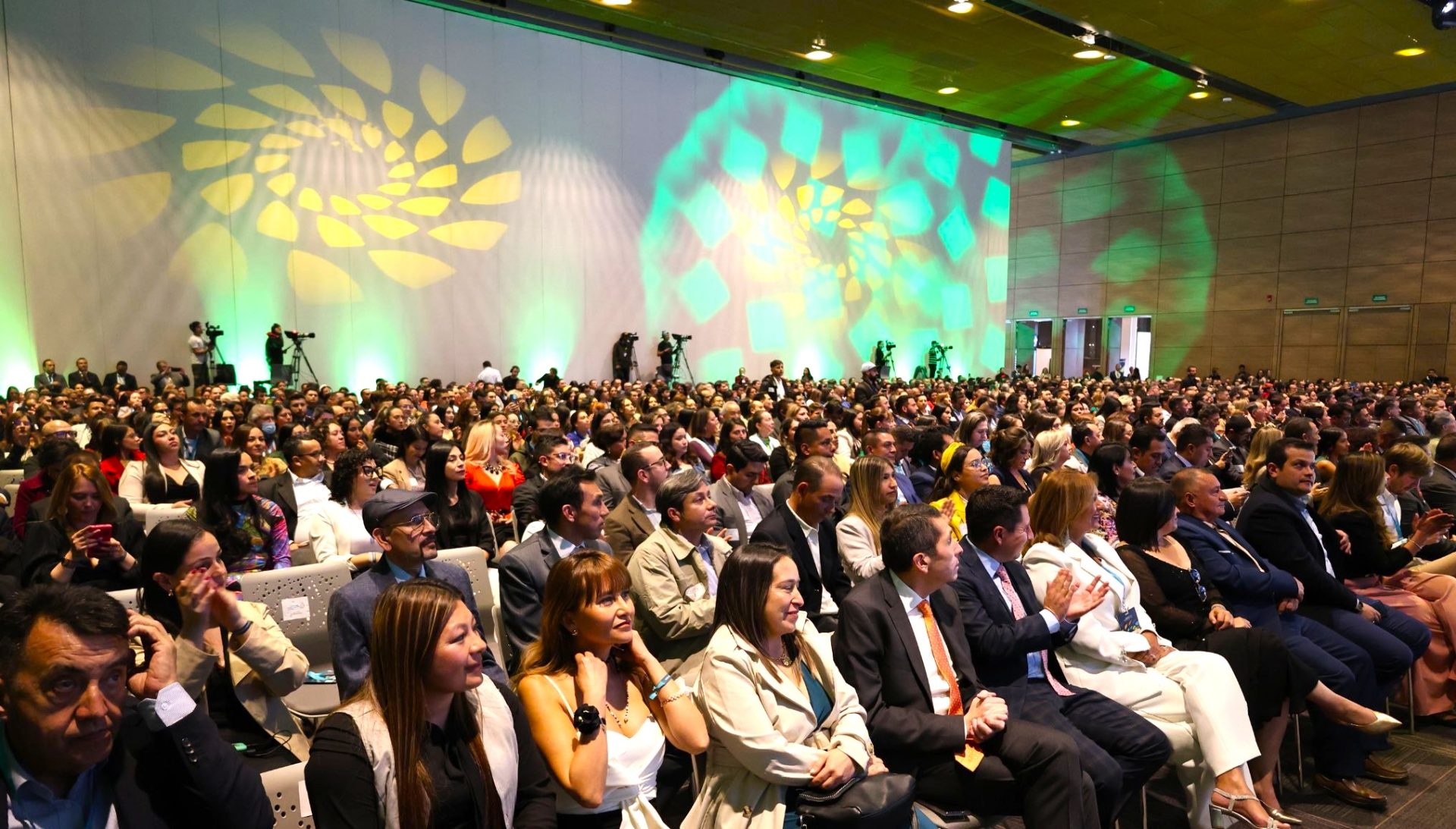 De residuos a oportunidades Cajica conquista la Cumbre Ambiental 20252