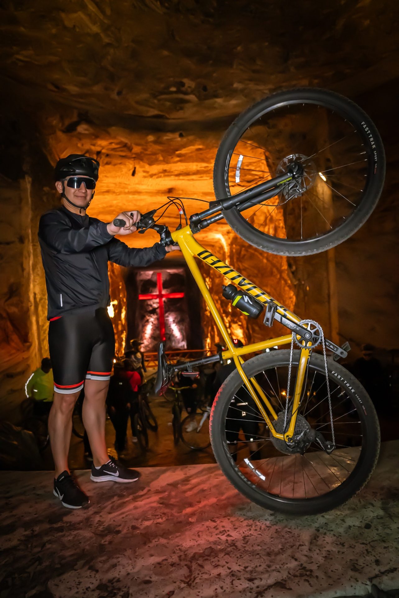 Pedalee bajo tierra y conquiste la noche Catedral de Sal y Centro Historico en bicicleta