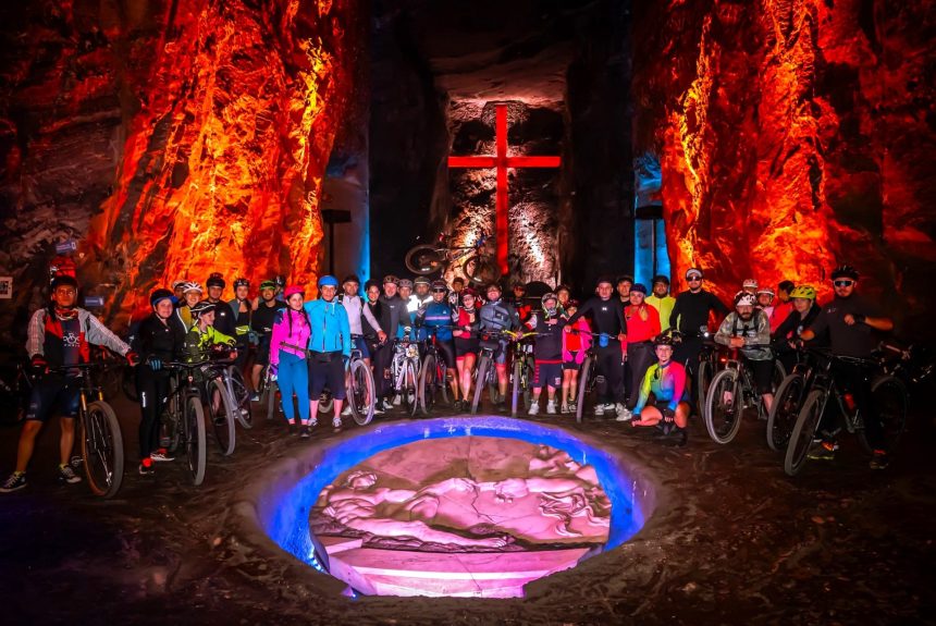 Pedalee bajo tierra y conquiste la noche Catedral de Sal y Centro Historico en bicicleta1