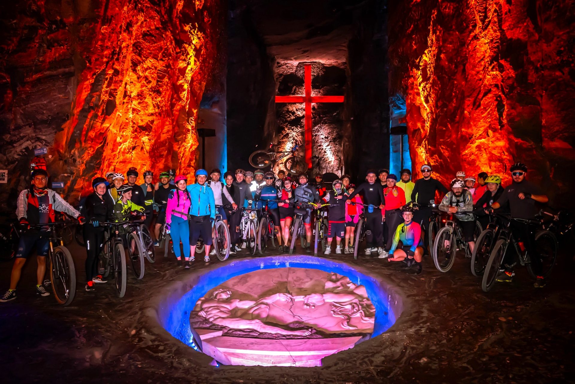 Pedalee bajo tierra y conquiste la noche Catedral de Sal y Centro Historico en bicicleta1