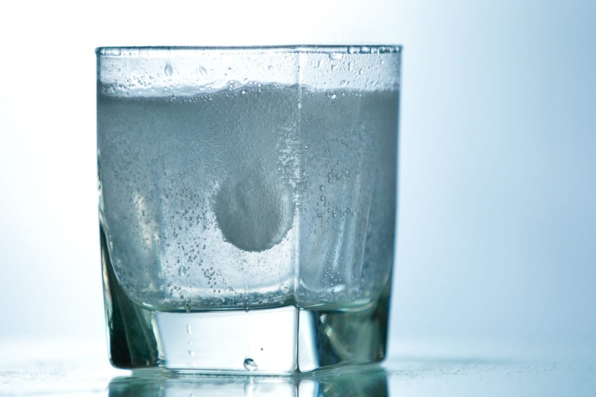 effervescent tablet in a glass with bubble 2025 04 01 08 32 54 utc