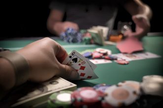 ¿Por que hacemos All In La psicologia de las apuestas altas en pronosticos deportivos