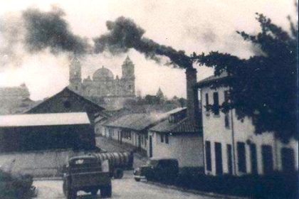 Zipaquirá a inicios del siglo XX. Vista desde el Parque Villaveces, al fondo la hoy Catedral Diocesana entre el humo de los hornos de sal. Foto suministrada por coleccionista.
