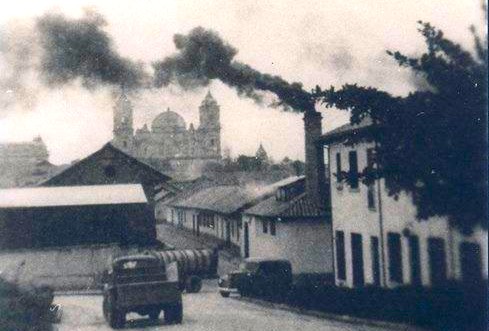 Zipaquirá a inicios del siglo XX. Vista desde el Parque Villaveces, al fondo la hoy Catedral Diocesana entre el humo de los hornos de sal. Foto suministrada por coleccionista.