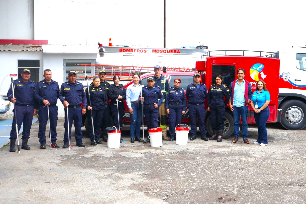 Donde otros ven peligro ellos ven vida los bomberos que aprendieron a rescatar serpientes2