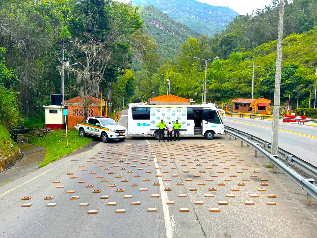 Incautan de 266 paquetes de cocaina en Caqueza sobre la via al llano 1