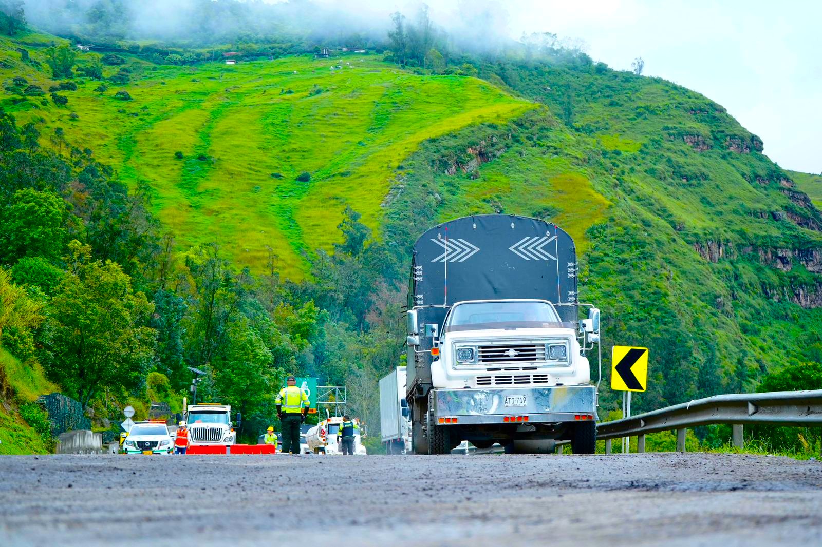 Ingenieros y comunidades trabajan sin pausa para reabrir la via Bogota–Villavicencio1