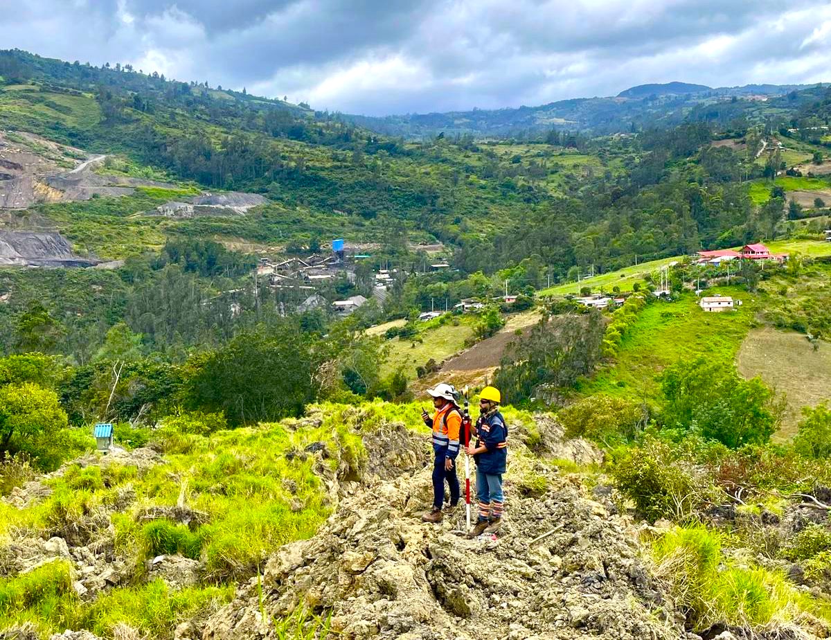 Ingenieros y comunidades trabajan sin pausa para reabrir la via Bogota–Villavicencio2