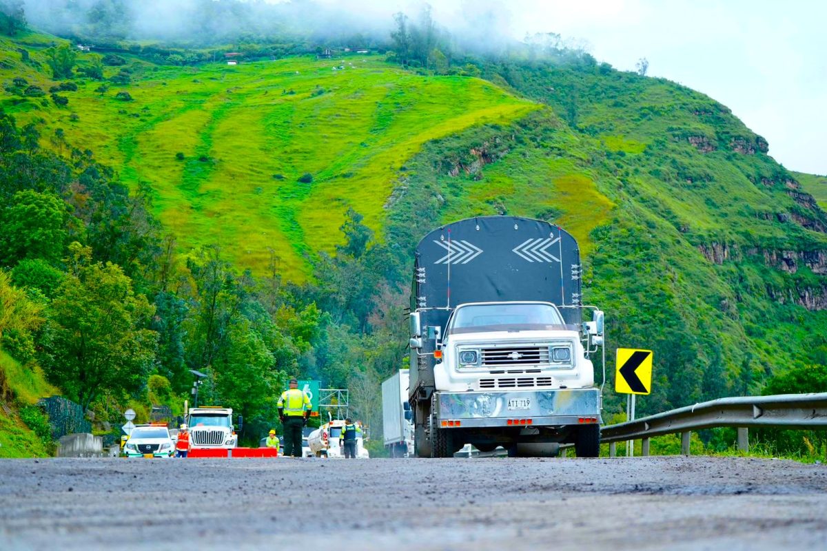 Ingenieros y comunidades trabajan sin pausa para reabrir la via Bogota–Villavicencio1